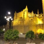 Sevillan katedraali yövalaistuksessa