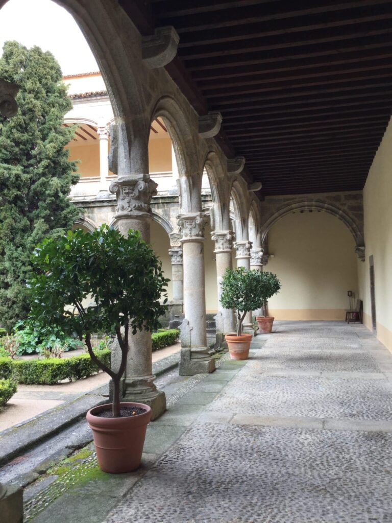 Claustro Renacentista koristeelliset pylväät