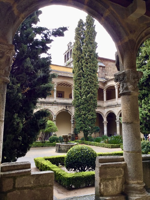 Claustro Renacentista ja kahdeksankulmainen suihkulähde