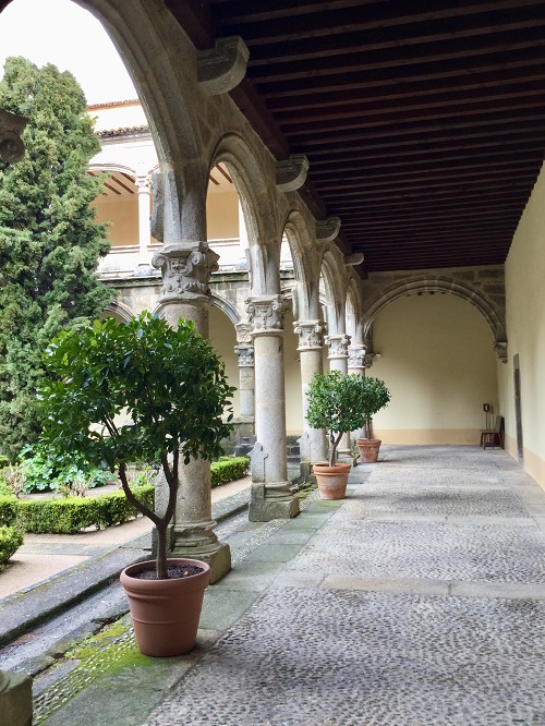 Claustro Renacentista koristeelliset pylväät.